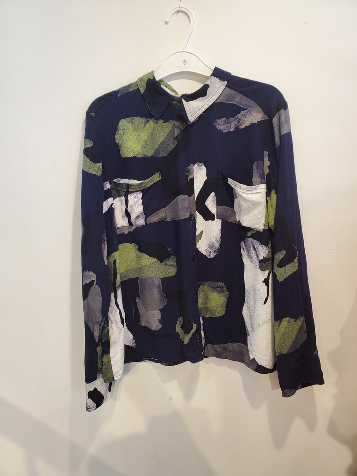 009 - Cassiopeia shirt - Navy abstract - Almost perfect